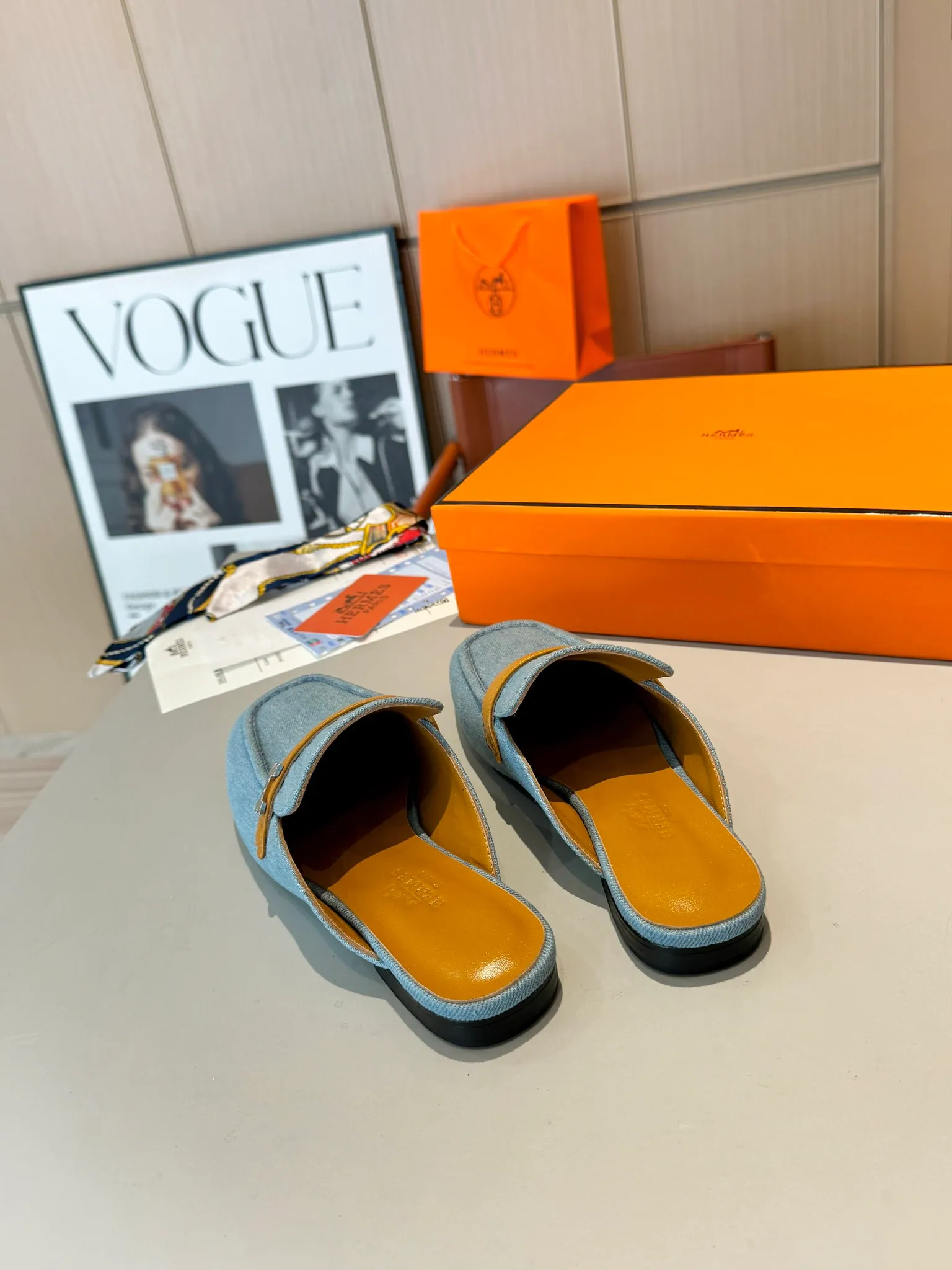 👟👟Ex-factory price 520👟👟 Hermes Groupie square-toe H-buckle mules, half-drag high heels and flat heels; the foot feel at the counter is invincible, groupie Mule shoes are made of h-buckle canvas and calfskin with mini silver Paris shoe buckles and contrasting piping. They are super beautiful in real life. Upper: imported original calfskin/original molded fabric. Lining: sheepskin. Outsole: Italian genuine leather outsole. Original packaging. Heel height: 5cm and 2 types of flat heel. Size: 35-41 (customized in size 42). Color: 6 colors.
